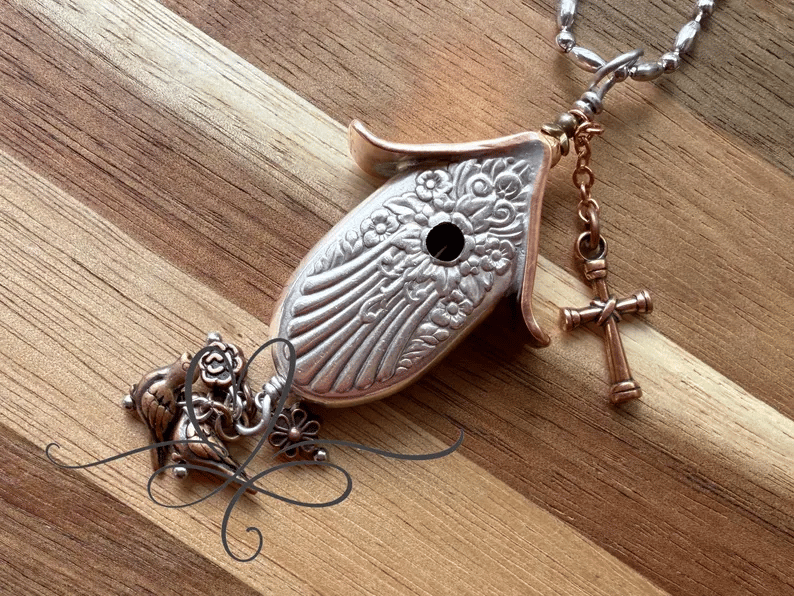 🔥⏰✨The 1951 "Magnolia" Birdhouse Necklace